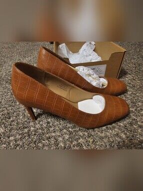 Classic Women's Croc-Embossed Brown Pumps